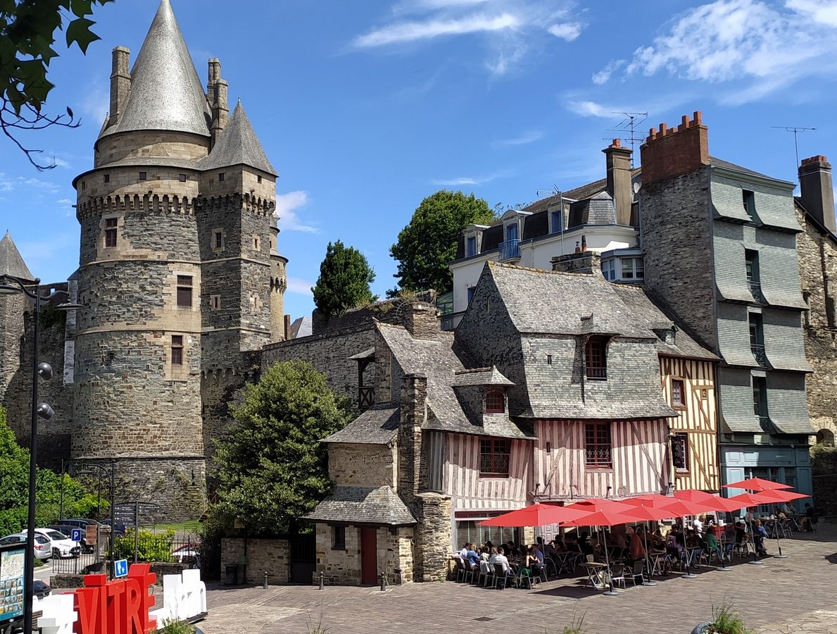 Place Saint-Yves Vitré ©Office de Tourisme du Pays de Vitré