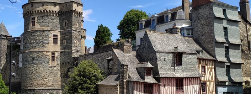 Place Saint-Yves Vitré ©Office de Tourisme du Pays de Vitré