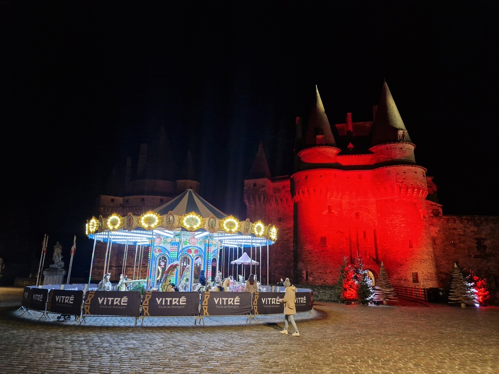 Carrousel sur la place du château ©Office de tourisme du Pays de Vitré