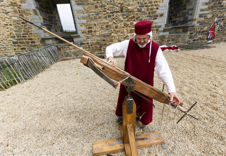 Atelier armes de jet médiévales