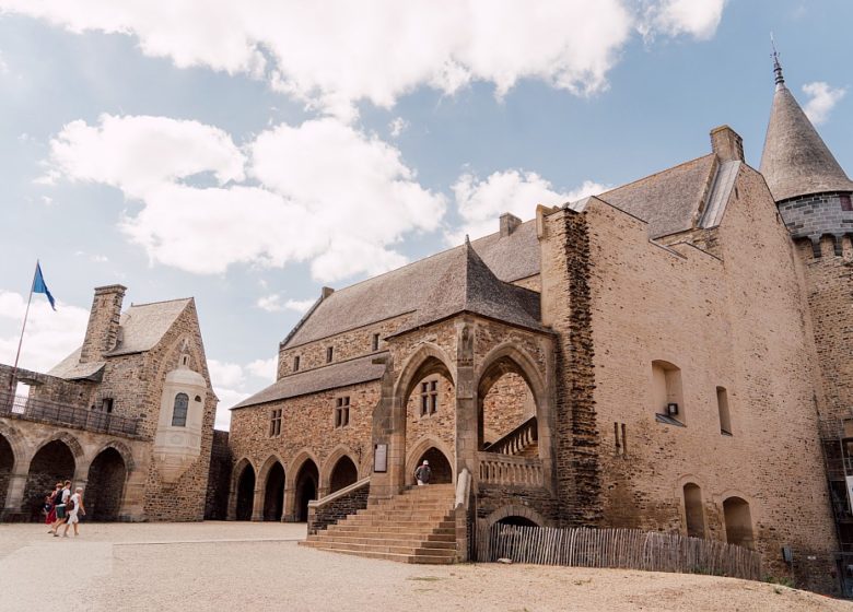 Medieval war machines and guided tours at Château de Vitré